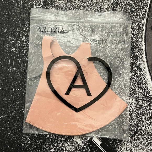 NEW Aritzia Mask - Picture 1 of 3